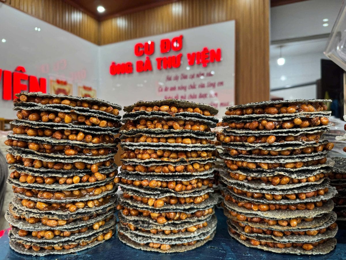 Kẹo cu đơ Hà Tĩnh là đặc sản bánh kẹo truyền thống gồm nhân đậu phộng rang, mật mía, mạch nha và gừng, ép giữa hai lớp bánh tráng giòn